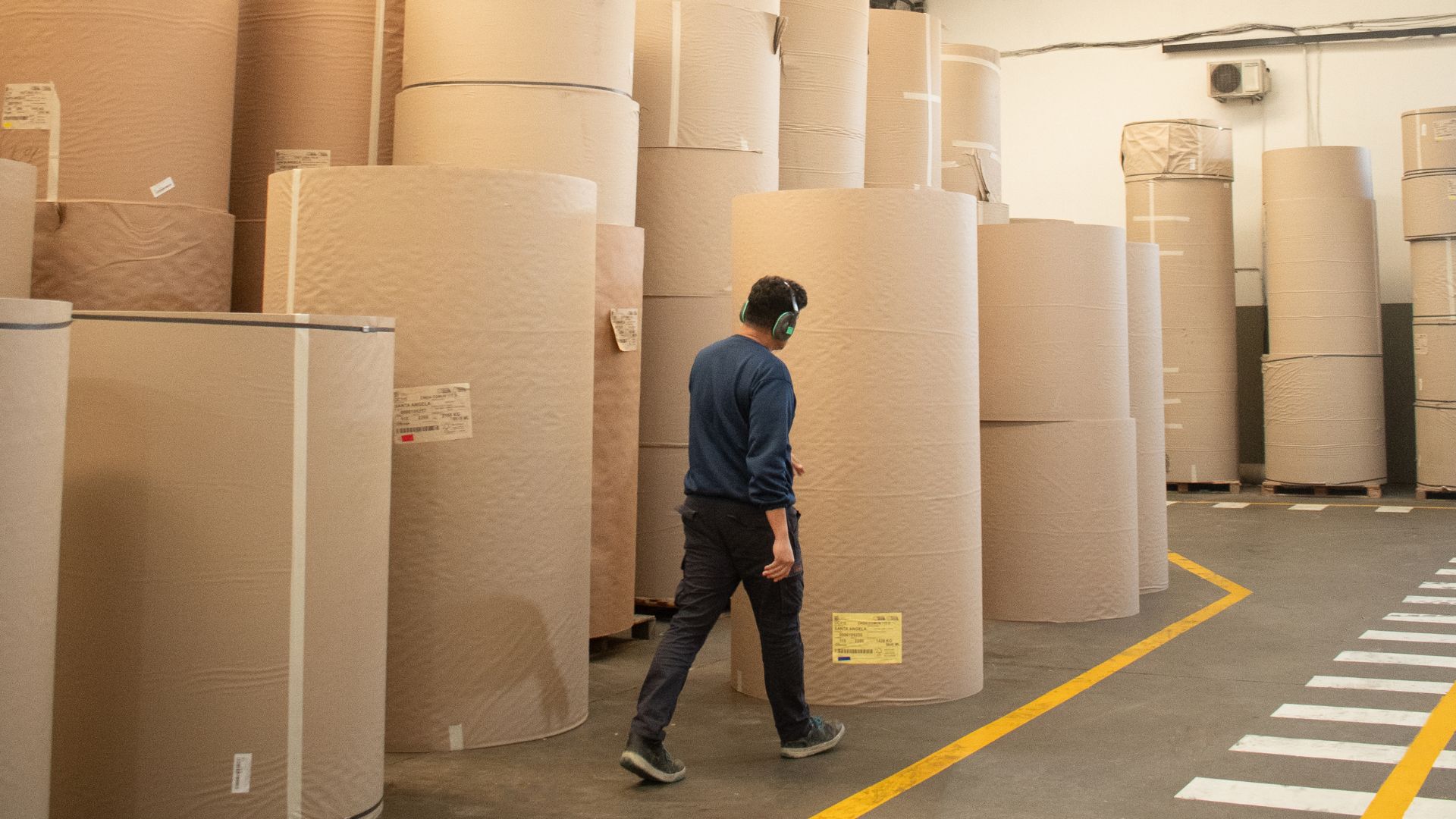 Depósito de bobinas de papel kraft